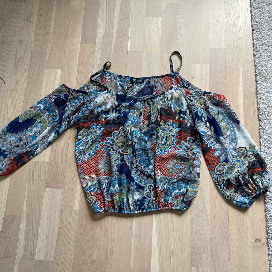 Blus med öppna axlar