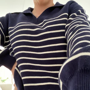 Så fin tröja från &other stories - Så skön, fin och oversized tröja i storlek m. Älskar denna och passformen är så så snygg. Ordinariepris 650 kr