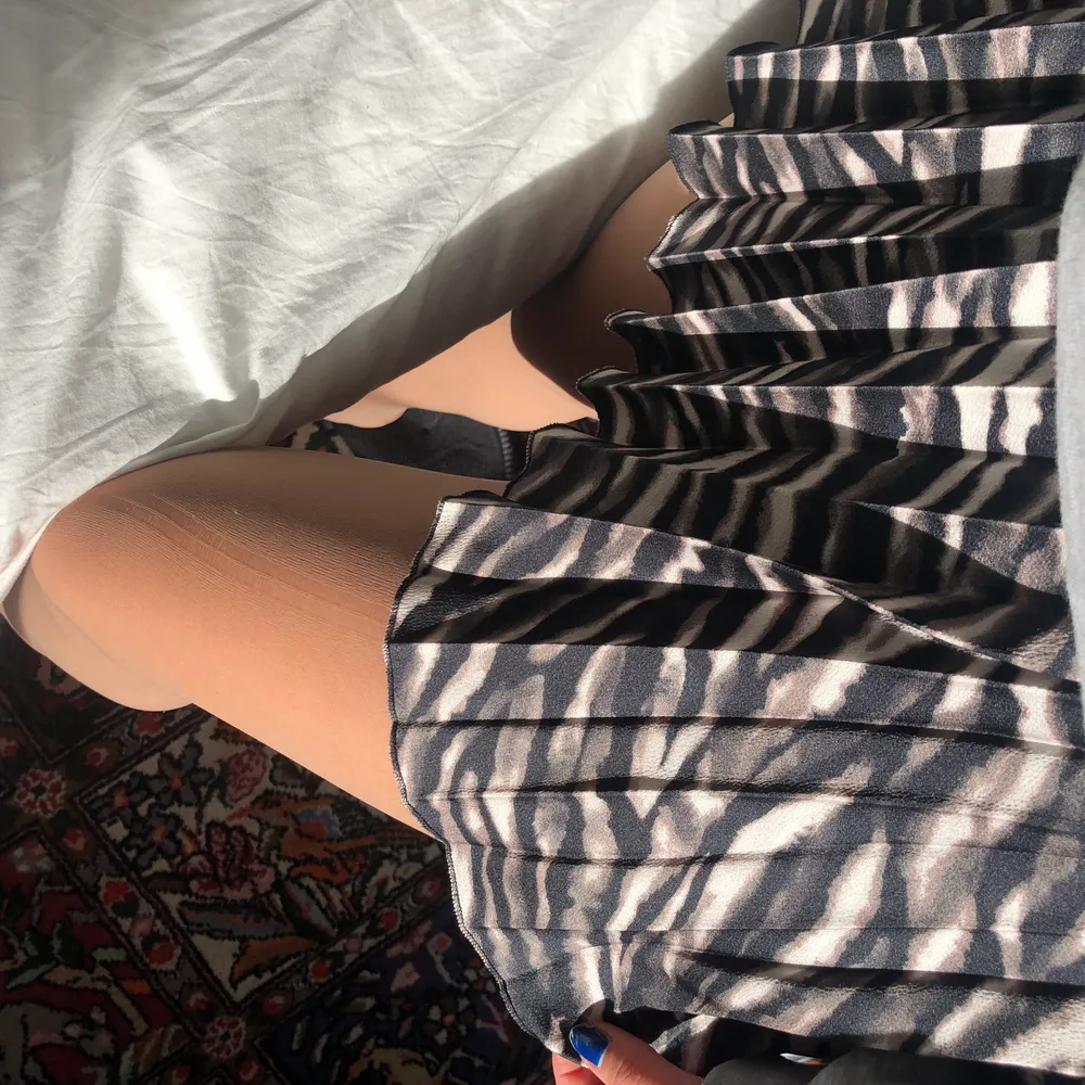 Så fin plisserad kjol från Zara! Den är i storlek S men har vikt upp den på bilderna så den blir kortare. Kan mötas upp i Stockholm. 💓💓. Kjolar.