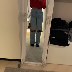 Sitter jätte bra  - Fina jeans passar till vilken tröja som hällst typ men jätte lätt o passa till en tröja till dom hör byxorna