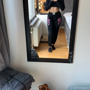 Mjukisbyxor  - Sköna snygga mjukisbyxor med drakar på sidorna, använt dom 2 gånger , säljer för att jag har många plagg som jag inte använder, sitter bra vid midjan och där bak, jag är 1.60 och tycker dom är en bra längd, inga hål eller fläckar men har några få knoppar men som inte syns, Köppt från nätet för 700kr för ca 1,5 år sedan ( pris kan diskuteras+ om du bor utanför Skåne ingår ej frakten i priset )🥰 