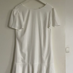 Vit fin klänning  - Helt oanvänd klänning från Nelly. Köpt inför student men aldrig använd. 