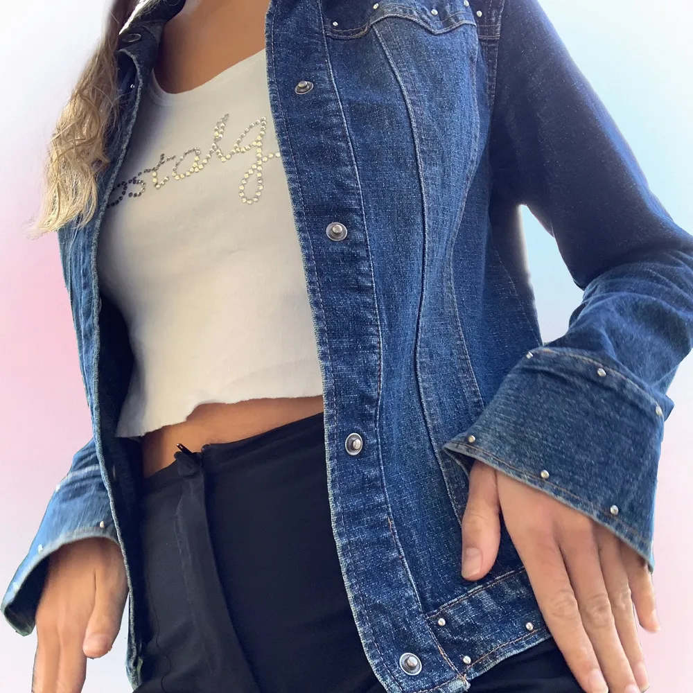 Så fin 90’s jeansjacka med rhinestones, jättebra skick. Passar bäst en storlek XS-M beroende på önskad fit. Modell är storlek XS. Skriv om funderingar och följ oss på Instagram för att få fri frakt på första köpet 💓. Jackor.