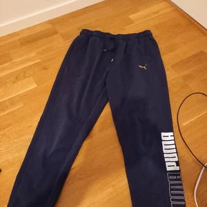 Mjukisbyxor  - Mörkblå mjukisbyxor från puma sitter löst. Köptes för 2 år sen.