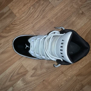 Nike jordan max aura - Jordan skor med storleken 38.5 har andvända 3 gånger är i väldigt bra och inget märke eller så.