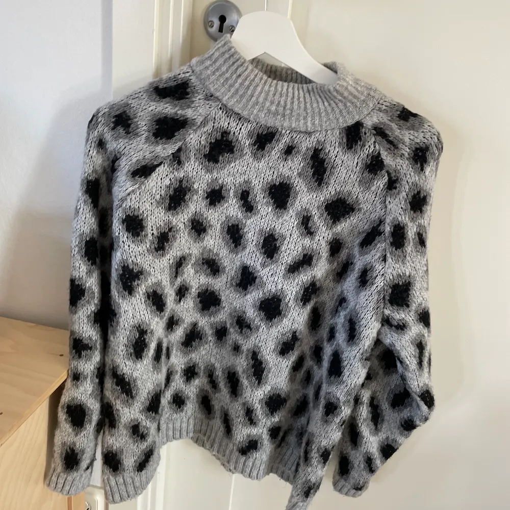 En leopardmönstrad tröja i stickat material från only i stl s. Tröjor & Koftor.
