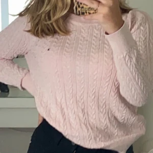 Tröja  - Säljer denna fina tröja som är använd 2 gånger och i jätte fint skick, inget fel på den tycker bara den inte sitter bra på mig! Köpt för 550 kr och säljer för billigare💗