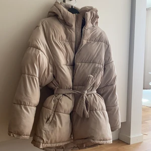 Vinterjacka från Nelly - Säljer nu min vinter jacka från förra vintern då den inte kommer till användning! Inga tecken på använd! Storlek 34