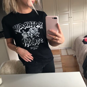 Rock T-shirt  - Cool svart T-shirt med vitt tryck, bra skick. Storlek S men passar även xs-m. Tröjan kommer från Vero Moda❤️‍🔥 säljer pga använder aldrig. Pris diskuteras kom privat, köparen står för frakt. 