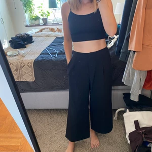 Kostymbyxor från Monki i storlek 38 - Svarta kostymbyxor som är supersköna. Bra skick.