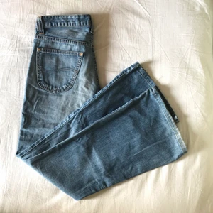 Lee jeans👑👑 - Snygga jeans från Lee i bootcut modell! Strl 28” 33”. Jättebra skick bortsett från några slitningar på fållen längst ned men inget man tänker på. Inte stretchiga, modell ”elton flare”. Kan skicka fler bilder eller mått vid begäran. Om fler är intresserade blir det budgivning. Kolla gärna in mina andra annonser, samfraktar gärna🐅
