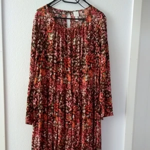Lång klänning - En lång klänning från H&M. Säljes för 150 kr och ät i storleken L.