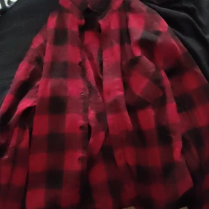 Flanellshorta Svart/röd rutig - Flanellshorta med storlek medium, knappt använd bara enstaka gånger, Inga hål och inget trasigt Endast swish och skickar bild när den packas och levereras. 