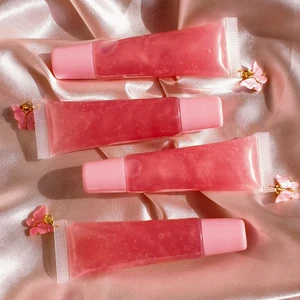 Tutti fruity läppglans  - Vegan läppglans med tutti frutti smak/doft. Handgjorda. 75kr/st. Frakt 25kr. Den är genomskinlig på läpparna. Ganska återfuktade och glansig.  Ingredienser; organic kokosolja, E vitamin, vegan läppglans bas, mica pigment för läppar, smak/doft olja. Postas med frimärke som tar 5-7 dagar leverans dagar.  