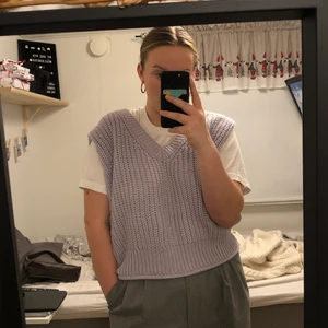 Stickad väst - Superfin pastelllila stickad väst från Gina tricot. Det är från början en tröja men den är omsydd till väst! Storlek M men passar både mindre och större!💗