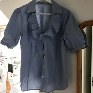 Fin blus av märket Calvin Klein - Fint skick! Endast använd 2 gånger.