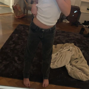 Low waist gråa - Säljer mina skit snygga Low Waits jeans från Lindex som är helt slutsålda❤️ Dom är i storleken 34.
