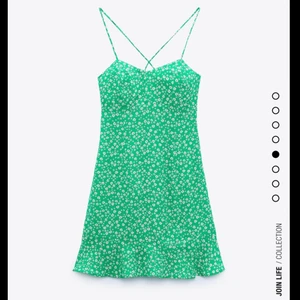 Zara klänning - Intressekoll på denna så fina klänning jag köpte i marbella men som jag tyvärr inte fått användning för, het oanvänd har dock inga lappar kvar.💘 Nypris; 359 mitt pris 150🎀