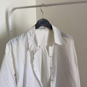 Vit skjorta i bomull från Acne Studios. Oversize passform.