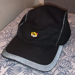 Svart tn keps - Om det finns några frågor är det bara att ställa dem, den är använd men inte jätte mycket. Pris kan diskuteras