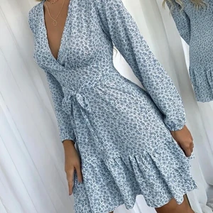 Blå blommig klänning - Jätte fin och bekväm klänning i strl XS. Använd 1 gång så nyskick! Nypris 150kr säljes för 90kr + frakt 💖