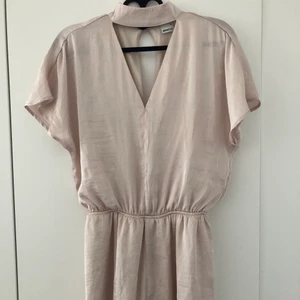 Byxdress Gina Tricot - Champangefärgad kort byxdress/jumpsuit från Gina Tricot i strl. 34. Aldrig använd, tags kvar. 