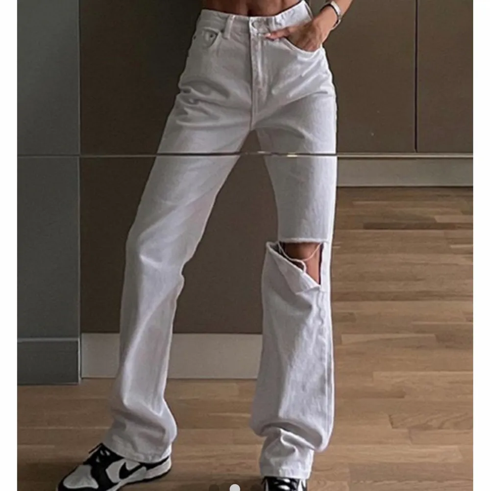 Lånade bilder!! Jättesnygga vita baggy jeans med hål! Säljer tyvärr pga att dom var för korta på mig som är runt 170❤️. Jeans & Byxor.