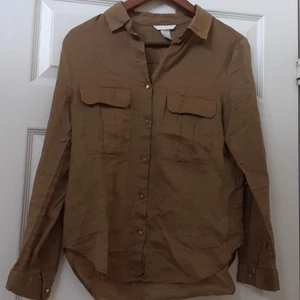 H&M blus  - Jätte fin mörkbrun blus från H&M i storlek 34!🤩 Passar väldigt bra om man har storlek XS eller S :) Perfekt nu till hösten med ett par jeans eller trendiga byxor🙌😫 Säljer eftersom jag redan har 3 blusar som jag använder lite mer än denna🥺 Den är använd ca 2ggr men är skrynklig eftersom jag inte har hängt upp den :/