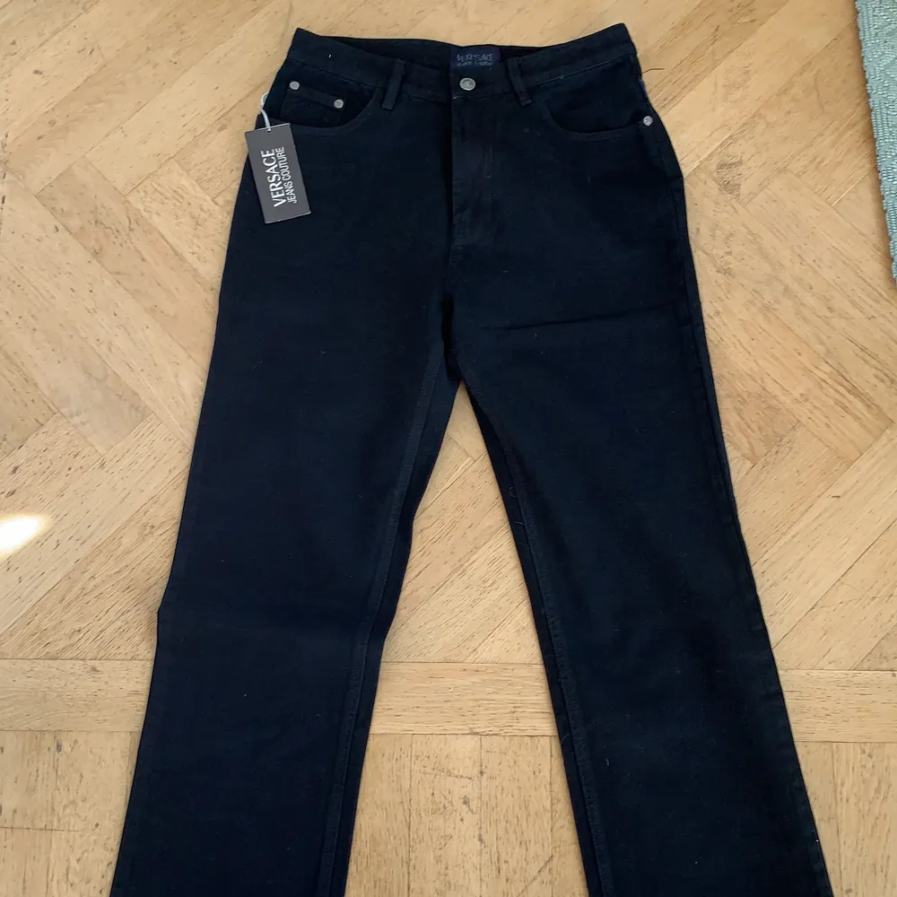 Helt nya svarta breda versace jeans i storlek 32, lappen sitter kvar och fler bilder kan skickas.. Jeans & Byxor.