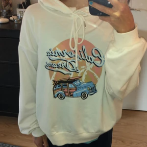 Vit Hoddie med tryck - Vit hoddie med tryck från shein💚😊Jag tycker inte att den är så fin på mig så säljer den här till någon som vill ha den!