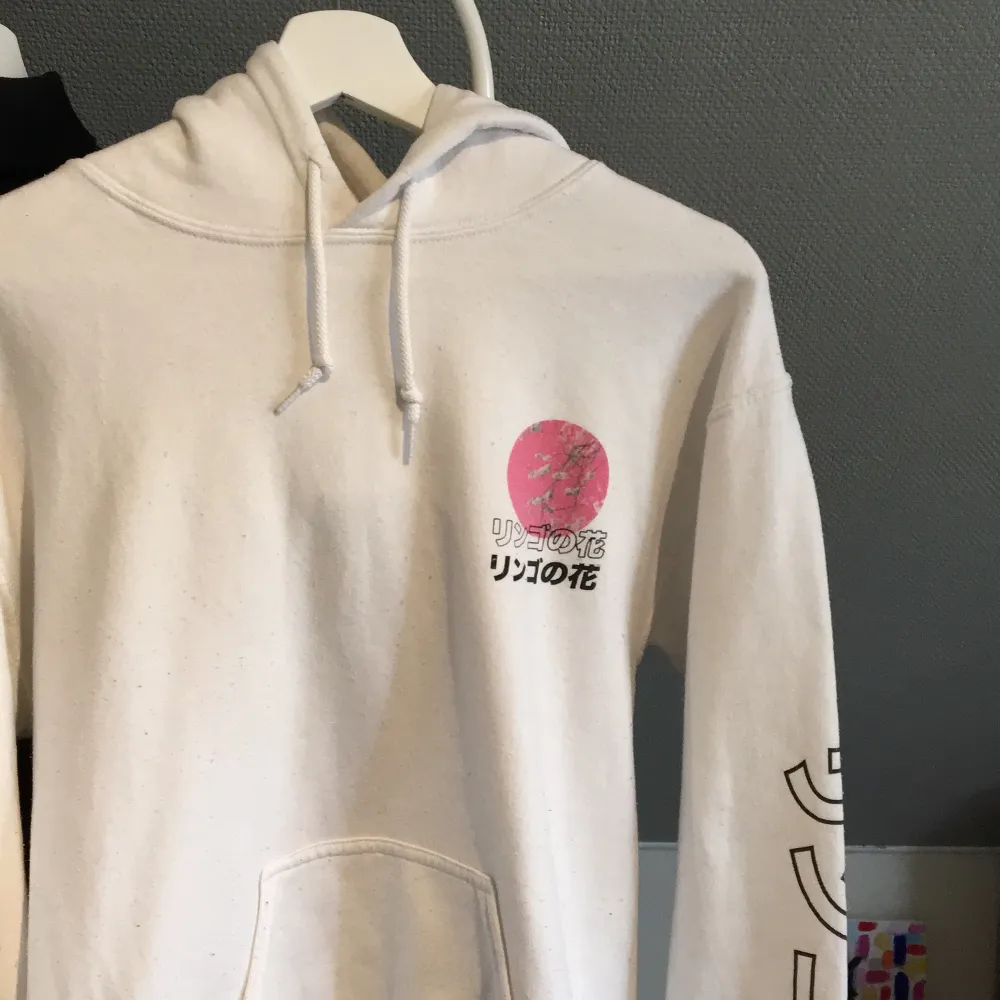 Skön hoodie från Urban outfitters, använd rätt så mycket därav kan den vara lite nopprig! Jätte cool⚡️ Köpt för ca 1000kr. Hoodies.