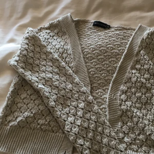 Kofta  - Beige stickad kofta, super fin till hösten!!💓 aldrig använd 