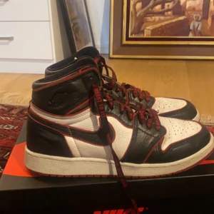 Air Jordan 1 High Bloodlines Storlek 39 - Köpta 2019 för retail på Snkrs. Cond: 6/10 ( Du som köpare får avgöra lite själv ). Köpare står för frakt (spårbar), kan möjligtvis göra meetup i Uppsala. Pris kan diskuteras men håller mig helst till den angivna prislappen. Skriv för ytterligare funderingar.