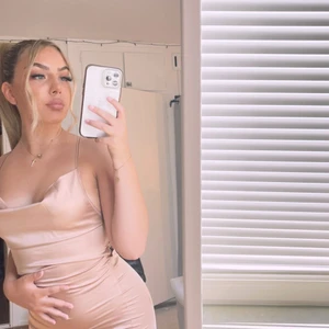 Satin klänning - Säljer min satin klänning från Nelly i färg Champagne som tyvärr är slutsåld på hemsidan💕