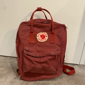 Fjällräven Kånken  - Säljer min fina kånken väska från fjällräven. Fortfarande i fint skick. Omärkt och sittdyna följer med🥰 köparen står för frakten. Budgivning vid många intresserade. 