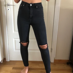 Svarta jeans - Svarta jeans med hål på knäna. Smått urtvättade men lika snyggt ändå!