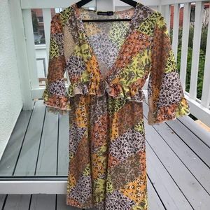 Höst klänning - Jättefin höstklänning i coolt mönster! Aldrig andvänd och i perfekt skick 🤍🤗