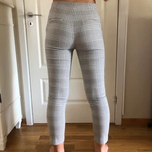 Kostymbyxor  - Rutiga kostymbyxor från Zara i storlek S, nyskick i material med dragkedja på sidan