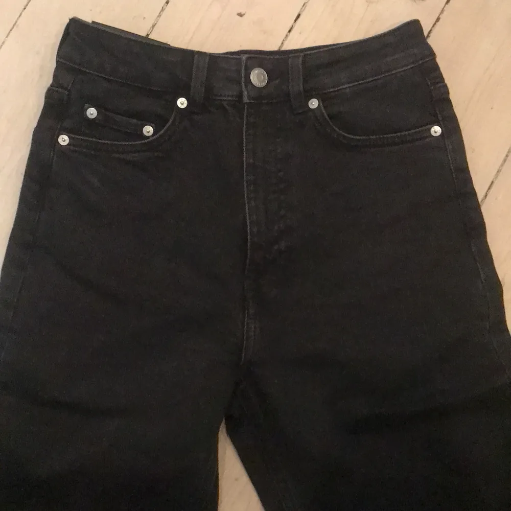 Svarta jeans, extra hög midja och mom fit. Köpt för ca ett år sen men aldrig använt då de inte passar på mig.. Jeans & Byxor.