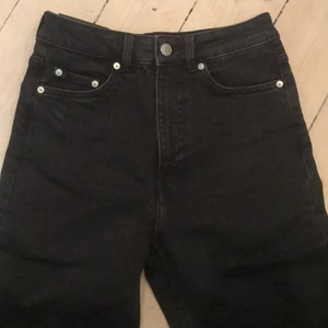 Weekday Lash Jeans, strl 24/28 - Svarta jeans, extra hög midja och mom fit. Köpt för ca ett år sen men aldrig använt då de inte passar på mig.