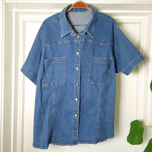Jeansskjorta - Kortärmad jeansskjorta, vintage, klassisk modell. Fin som oversized🍀