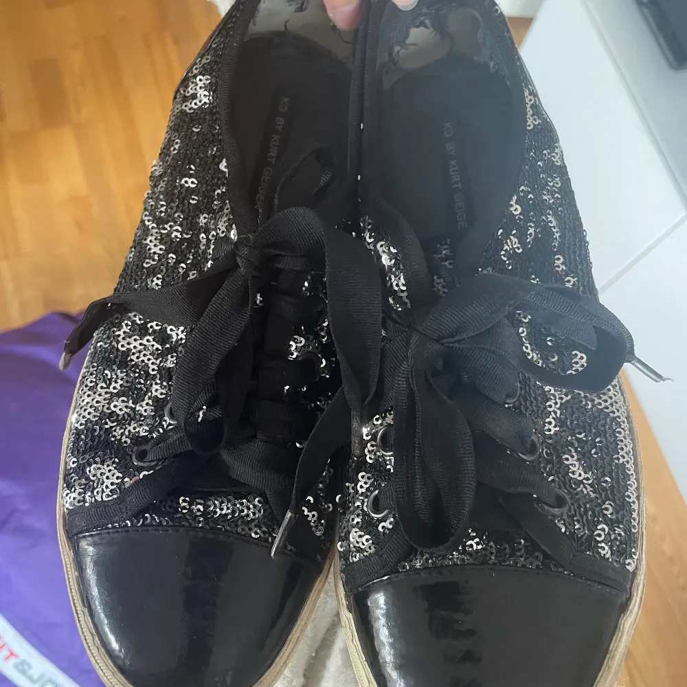 Coola skor som glittrar. Väldigt slitna vid hälarna  (bild 2) och ganska smutsiga på det vita vid sulan💕. Skor.