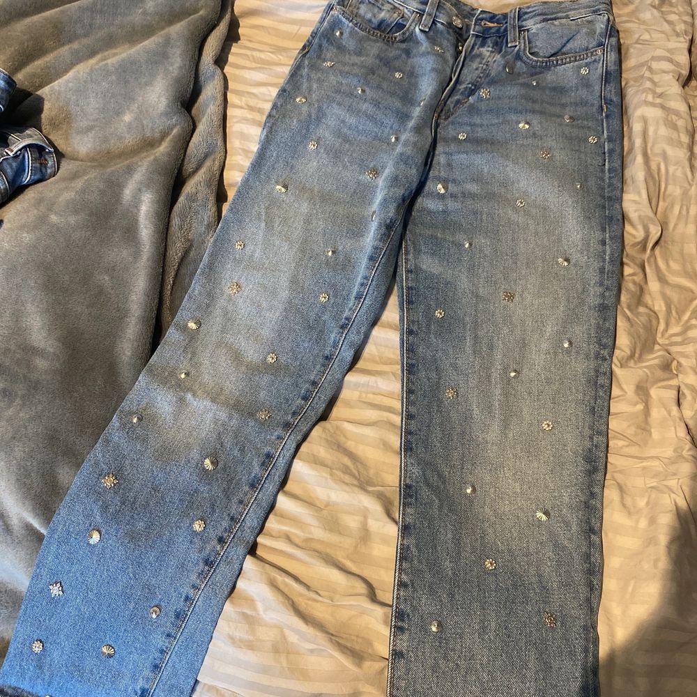 Raka jeans med nitar från h&m | Plick Second Hand