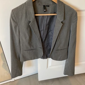 Väst/kavaj  - Helt ny kavaj aldrig använd jätte fin kommer lite kort 