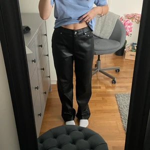 Skinnbyxor - Säljer mina skitsnygga skinbyxor som jag bara använt en gång💕