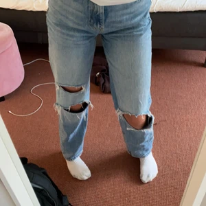 jeans  - Säljer dessa snygga jeans från ginatricot. Skit snygga!! Tyvär är dom för små så kan inte använda dom:( 💕 Orginal pris 600kr frakten står för köparen!! Använda ett par fårtal gånger men är i fint skick!! Kontakta mig för mer information 
