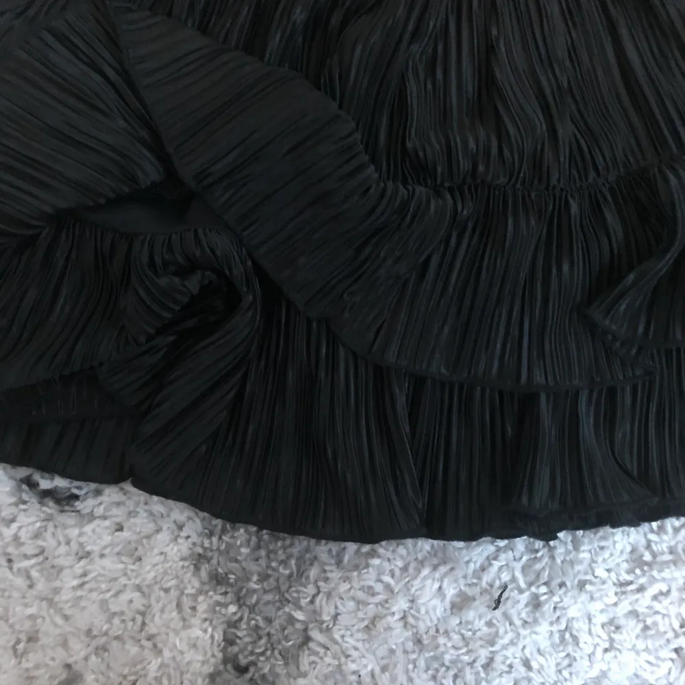 En jättefin svart kjol från SHEIN✨. Kjolar.