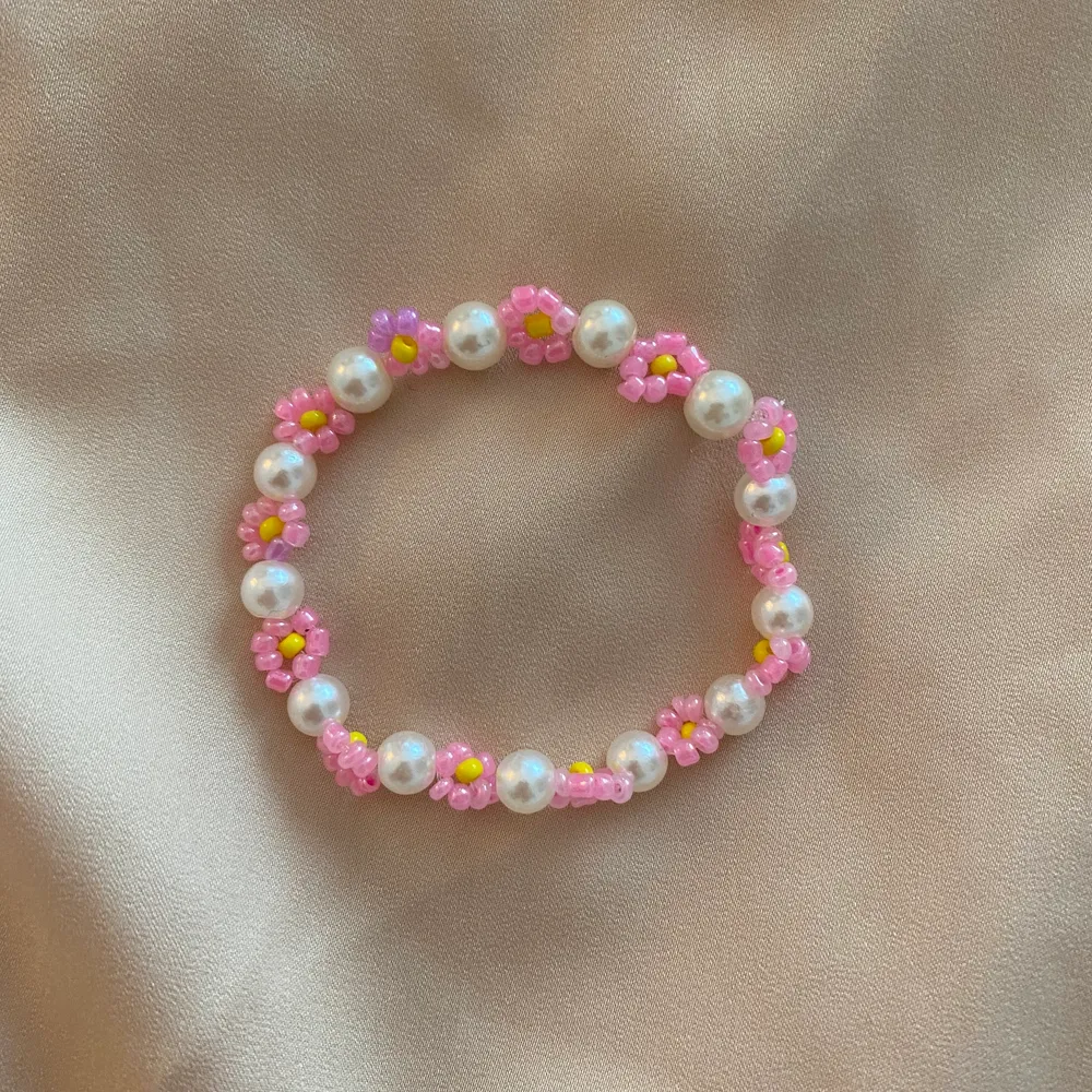 Fina armband som man kan köpa i kombo eller var och för sig. Välj namn och färg på blommorna. Om du vill ha ett namn eller valfritt ord på kostar det 25kr och ett med bara blommor för 20kr💓. Accessoarer.