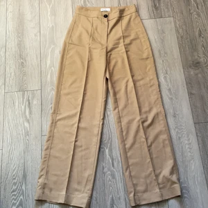 Byxor - byxor från BERSHKA, använd endast en gång. Säljer för 200kr!!(slutsåld på hemsidan)  Först till kvarn som gäller!!