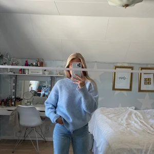 Blå stickad tröja  - JÄTTE FIN stickad tröja som tyvärr inte kommer till användning😩 från zara i strl S. Lägger ut annonsen igen pga råkade avsluta budgiving. Så på denna annonsen så säger jag buda i kommentarerna isltället💞
